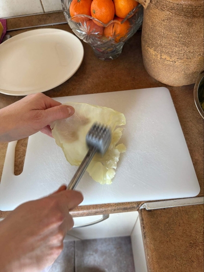 Išvirto kopūsto lapo nupjautos vietos padaužymas su muštuku