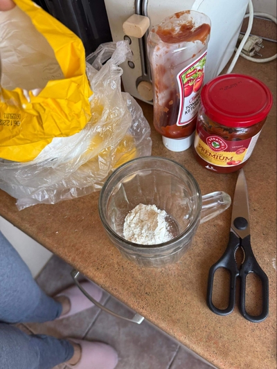 Įdėti 2-3 šaukštus miltų