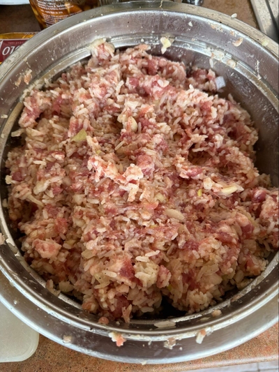 Kiaulienos faršas, svogūnai ir ryžiai viename inde