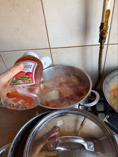 Įdėti pomidorų padažą