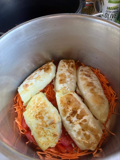 Įdėjus morkas su pomidorais, dėti balandėlius