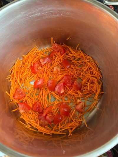 Puodo dugne sudėti morkas ir pomidorus